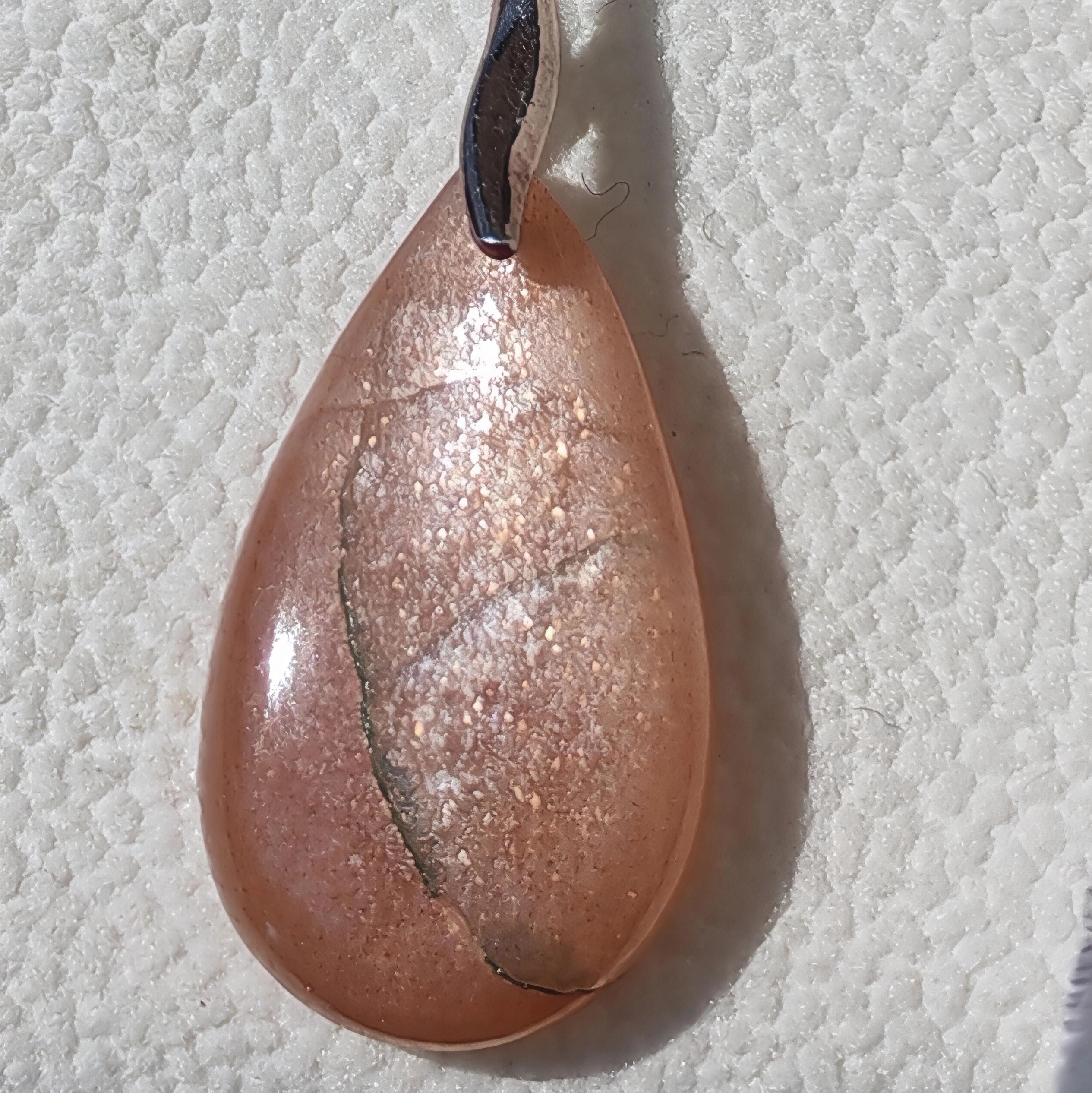 Détail de la forme goutte pierre de soleil, pendentif