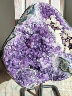 GÉODE D’AMÉTHYSTE VIOLETTE SUR SOCLE – CRISTALLISATION BICOLORE – PIÈCE UNIQUE 3,920 KG