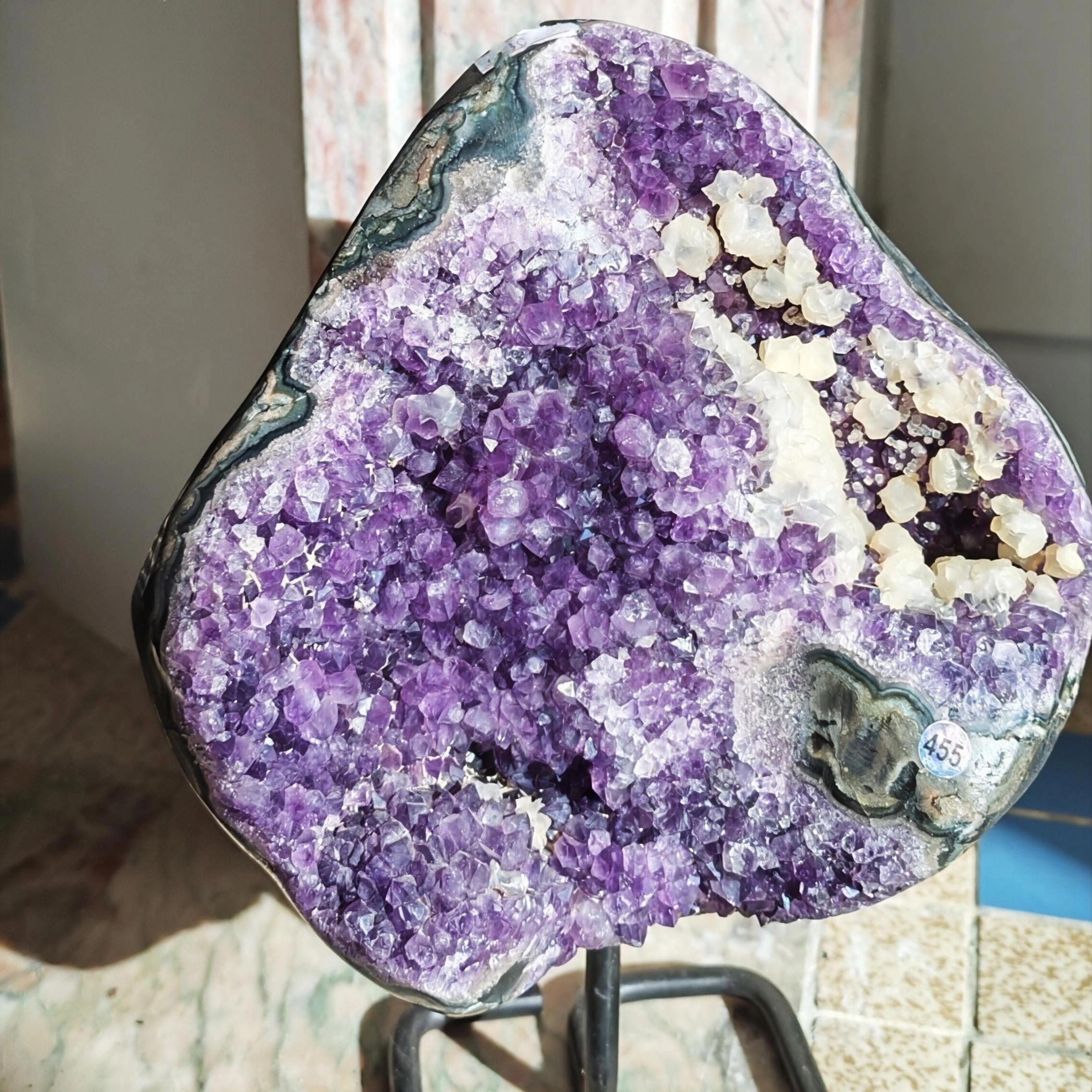 GÉODE D’AMÉTHYSTE VIOLETTE SUR SOCLE – CRISTALLISATION BICOLORE – PIÈCE UNIQUE 3,920 KG