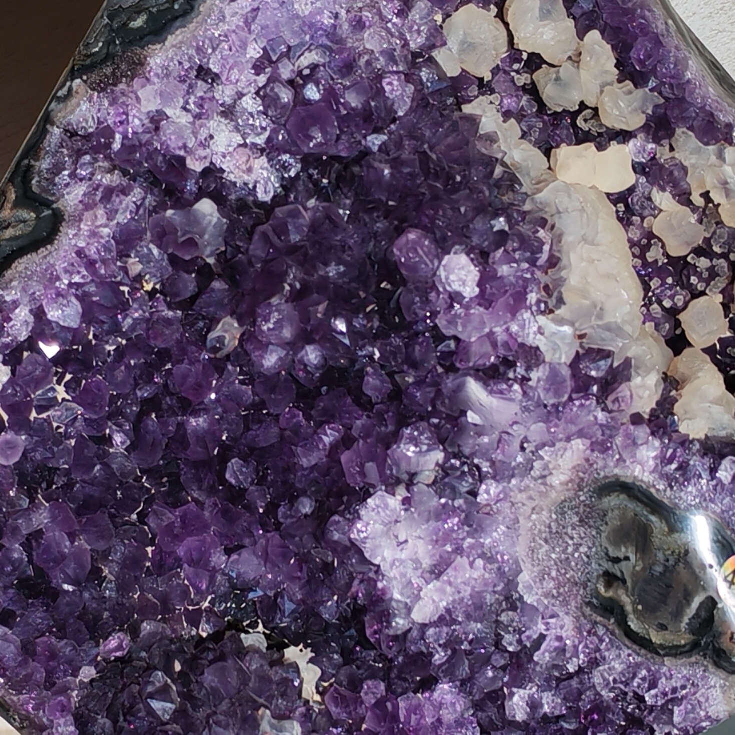 GÉODE D’AMÉTHYSTE D’URUGUAY AVEC CALCITE SUR SOCLE – PIÈCE UNIQUE 3,920 KG – Image 6