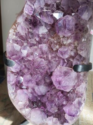 Améthyste du Brésil sur socle lilas gros cristaux