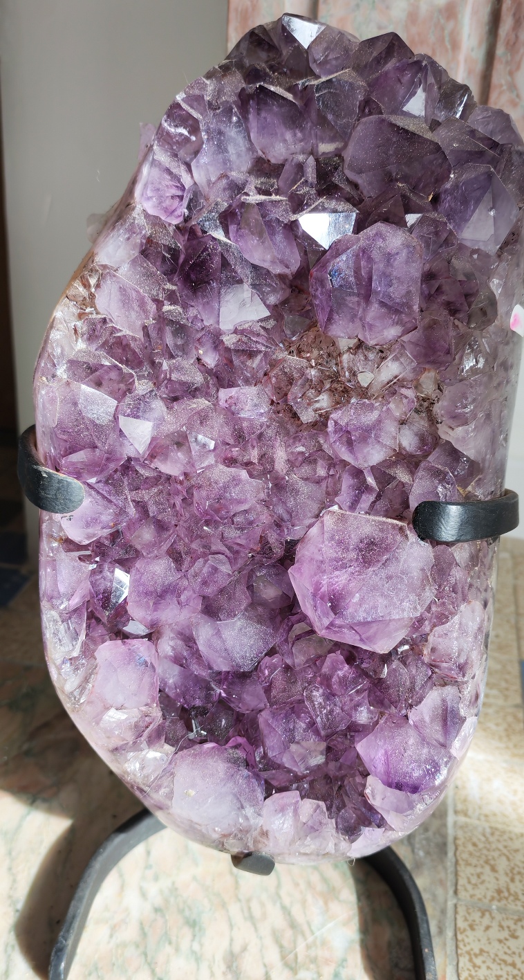 Améthyste du Brésil sur socle lilas gros cristaux