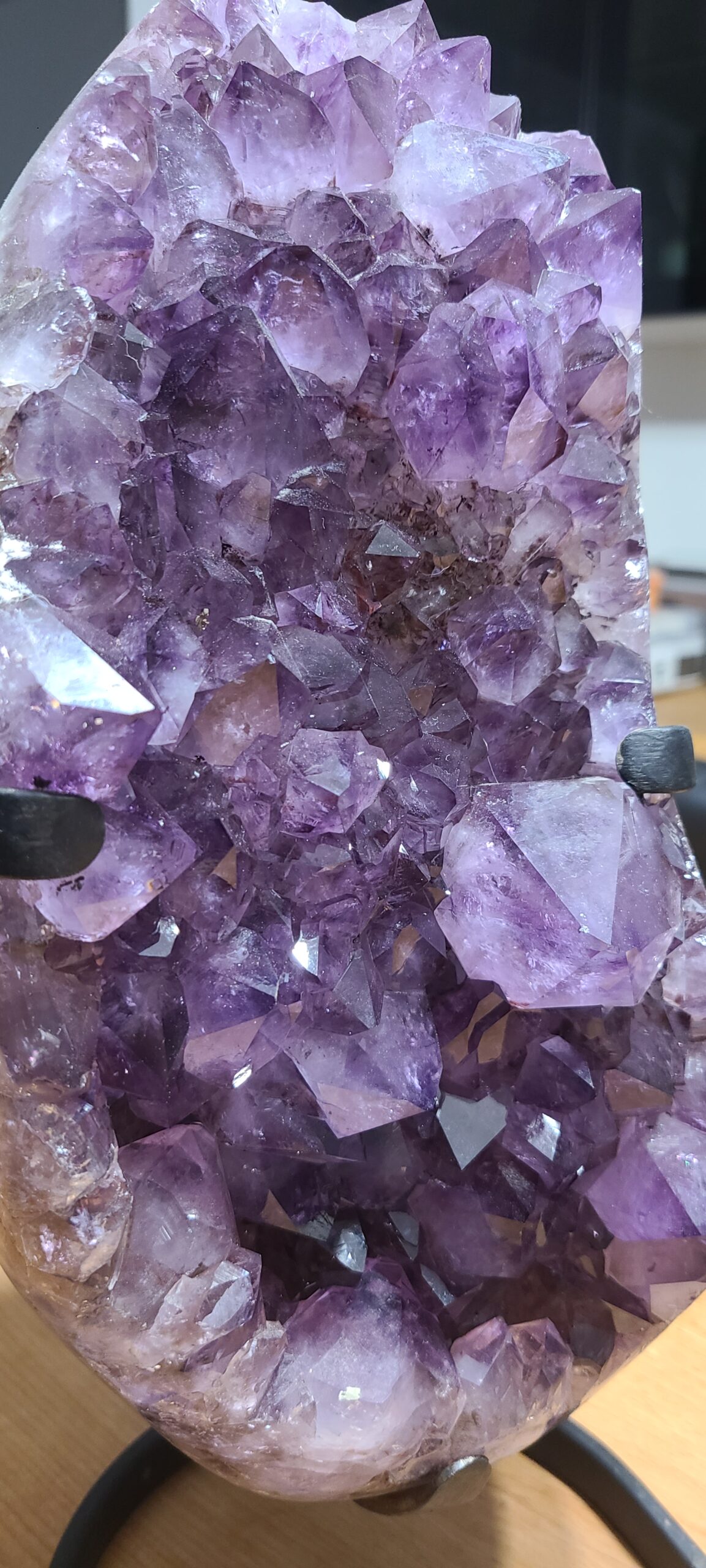 Photographie de la géode d'améthyste du Brésil proposée à la vente. Cristallisation à grosses pointes violettes et mauves. Dimensions de la pierre : 27 × 19 × 14 cm. Hauteur sur socle : 33 cm. Poids total annoncé : 7,438 kg.