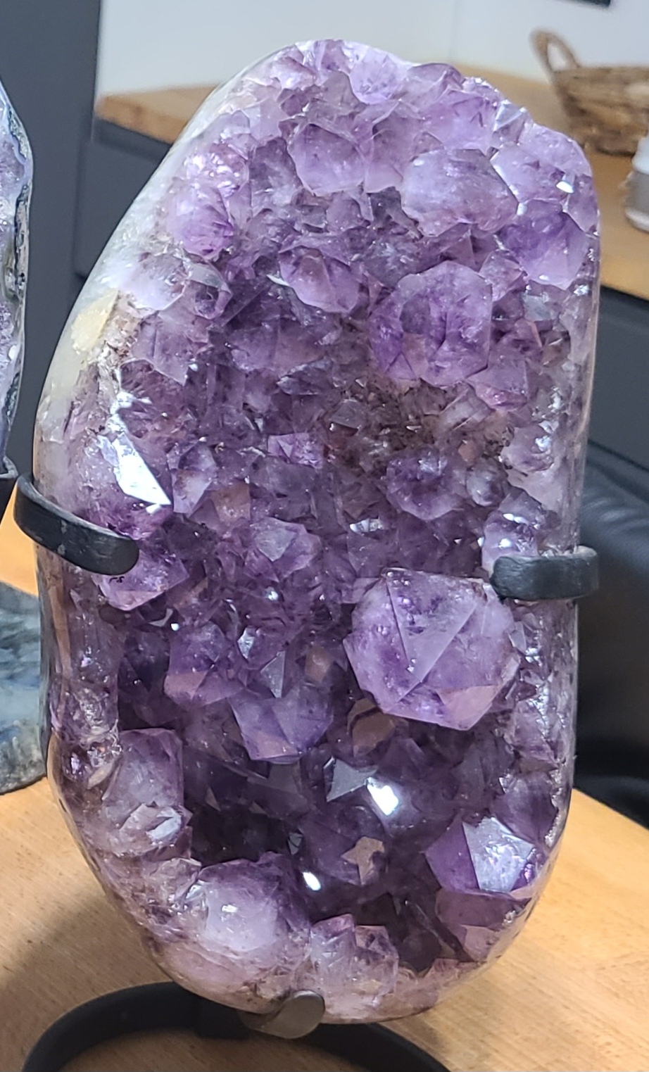 GÉODE D’AMÉTHYSTE DU BRÉSIL SUR SOCLE – GROS CRISTAUX VIOLETS – PIÈCE UNIQUE 33 CM