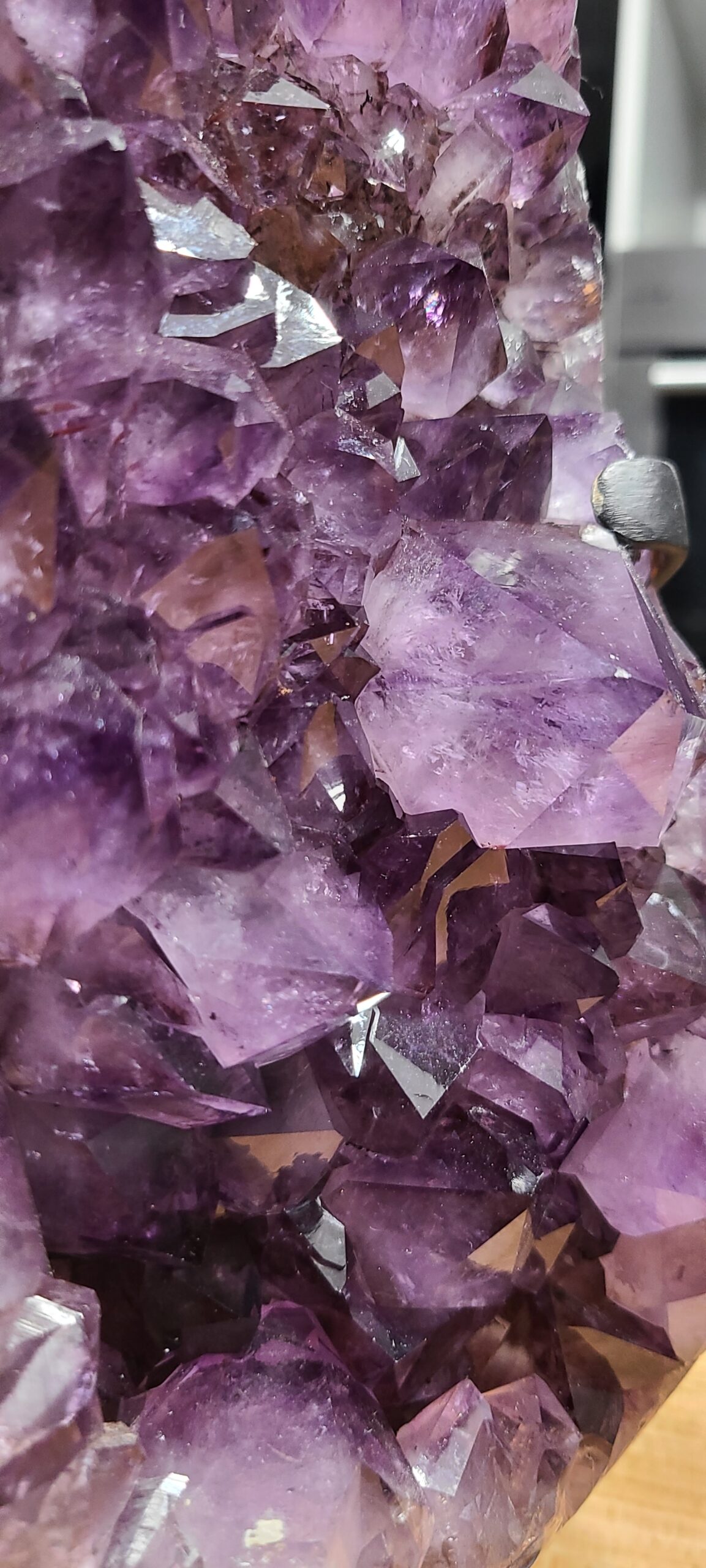 geode-amethyste-bresil-gros-cristaux-violets-socle-33cm.