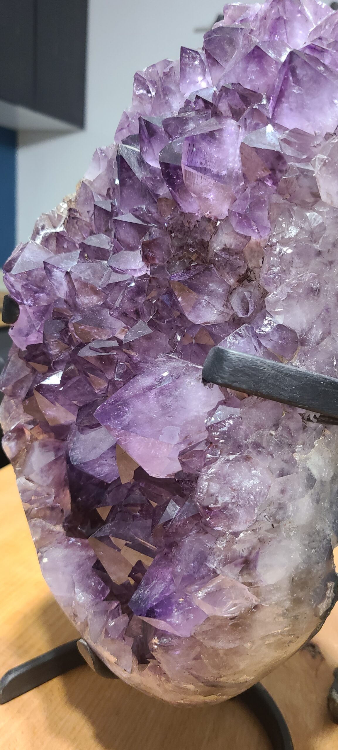 GÉODE D’AMÉTHYSTE DU BRÉSIL BRUTE SUR SOCLE - BORDS POLIS – GROS CRISTAUX VIOLETS – PIÈCE UNIQUE 33 CM – Image 9