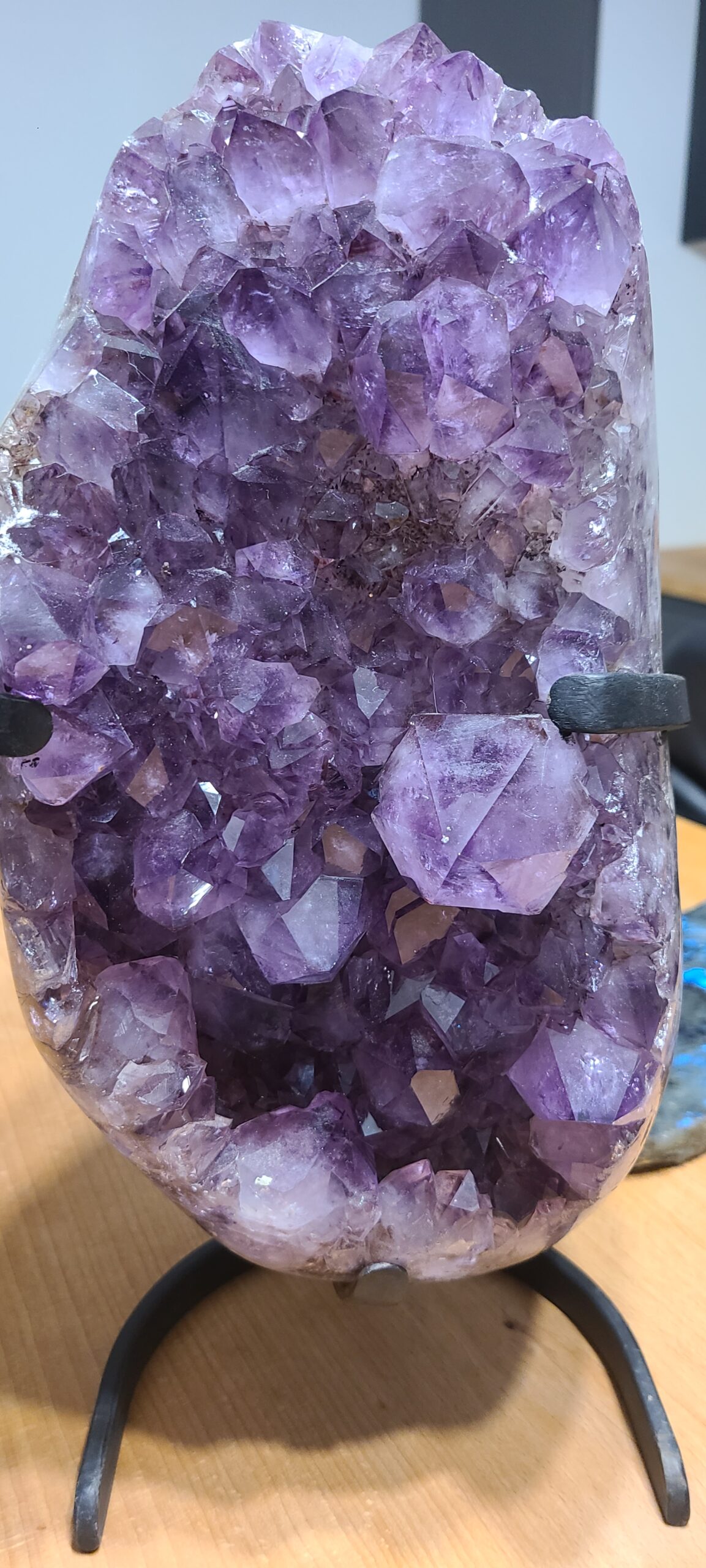 GÉODE D’AMÉTHYSTE DU BRÉSIL BRUTE SUR SOCLE - BORDS POLIS – GROS CRISTAUX VIOLETS – PIÈCE UNIQUE 33 CM – Image 10