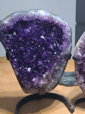 grande géode d'améthyste violet foncé sur socle en fer forgé - violette - c=collection pièce d'exception Flamme d'énergie