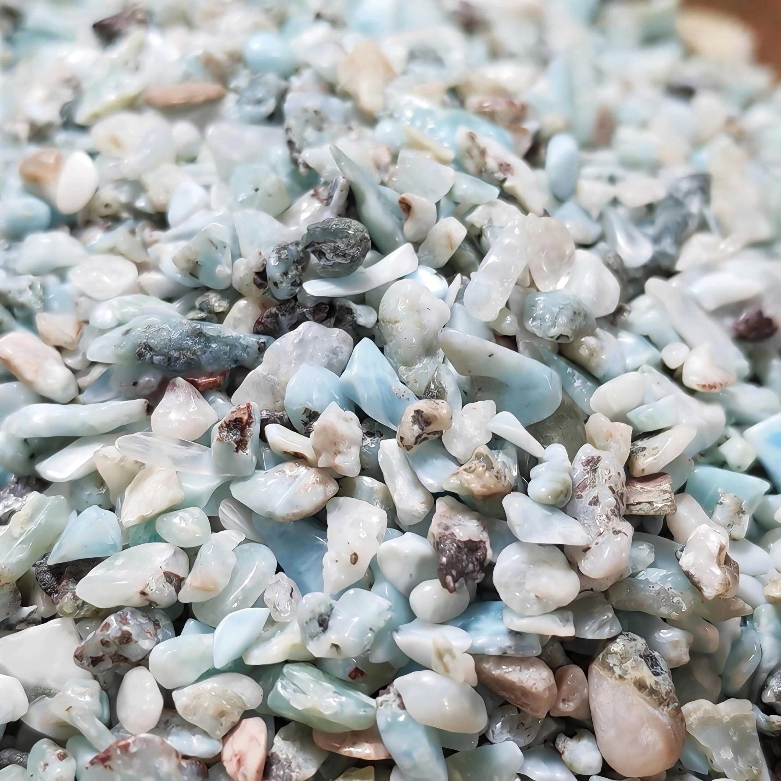 Petits copeaux de larimar naturel bleu et blanc de 1 à 4 mm chips larimar pierre naturelle bleue - chakra gorge