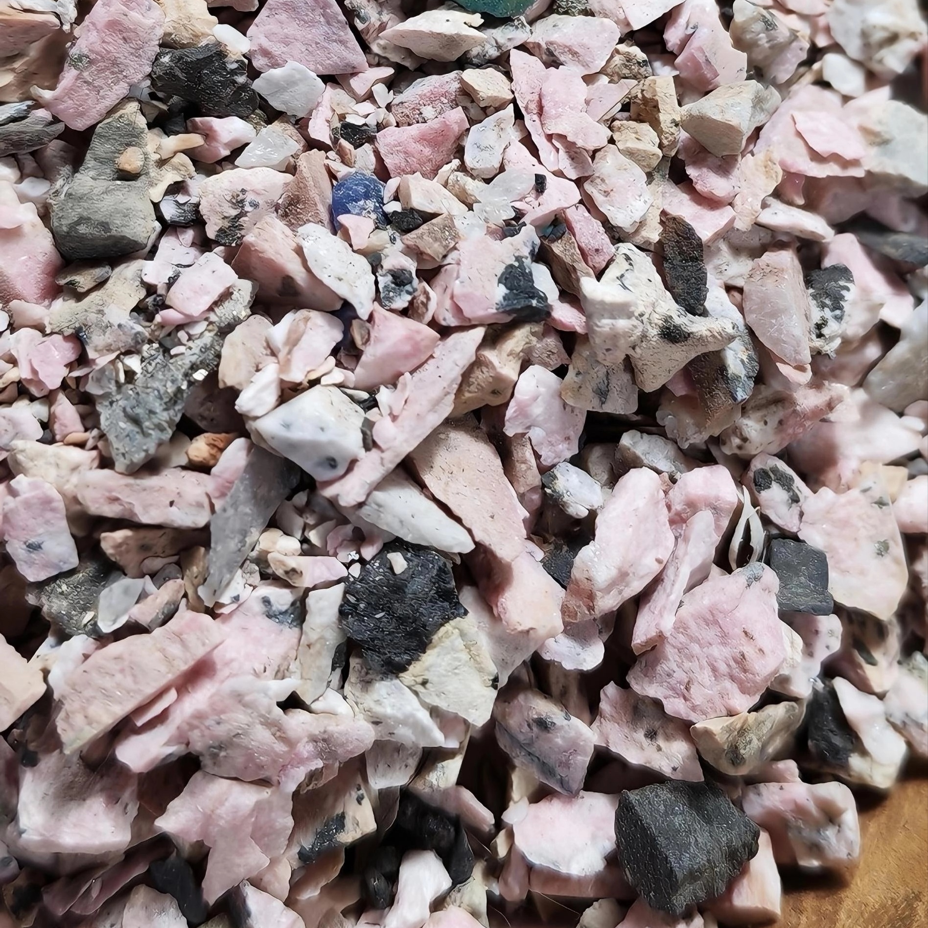 chips de pierres naturelle rhodonite brute copeaux