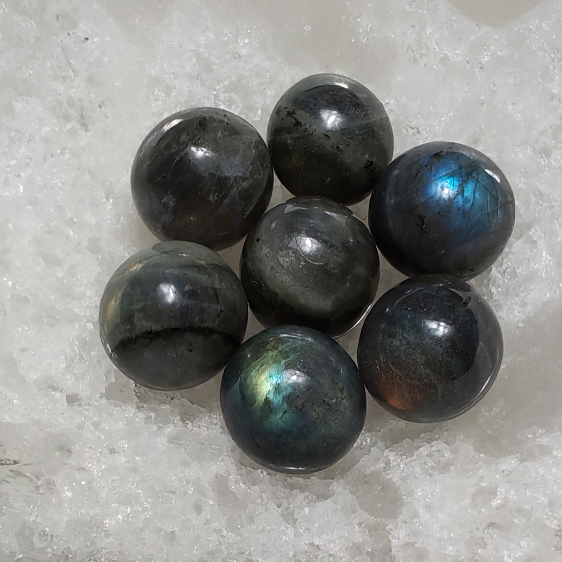 bille possède ses propres nuances et ses propres reflets : bleu, vert, turquoise, doré ou orangé labradorite minies spheres petite bille