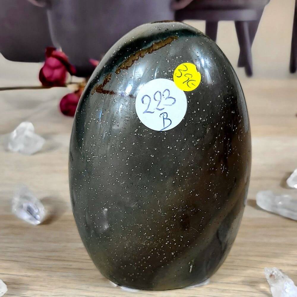 Forme libre en jaspe orbiculaire de Madagascar de 365 g vue de dos