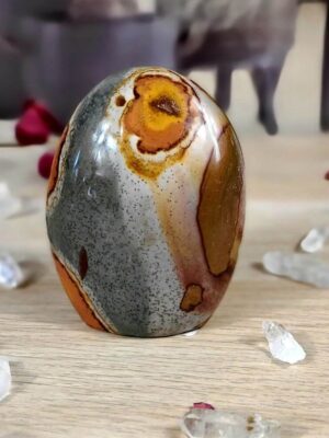 Jaspe polychrome poli en forme libre, pièce unique de 385 g et 8,9 cm. Nuances naturelles grises, crème, ocres et orangées.