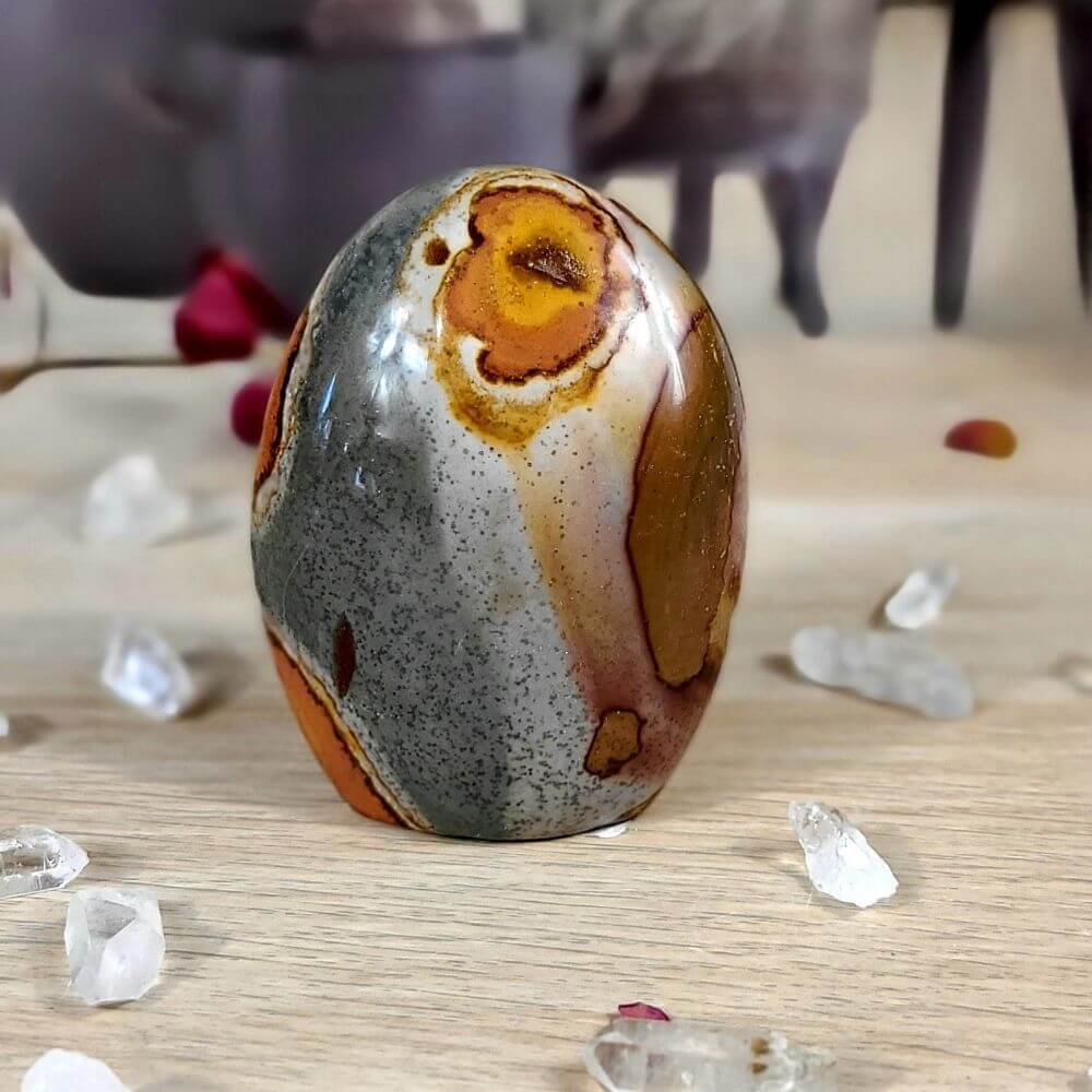 Jaspe polychrome poli en forme libre, pièce unique de 385 g et 8,9 cm. Nuances naturelles grises, crème, ocres et orangées.