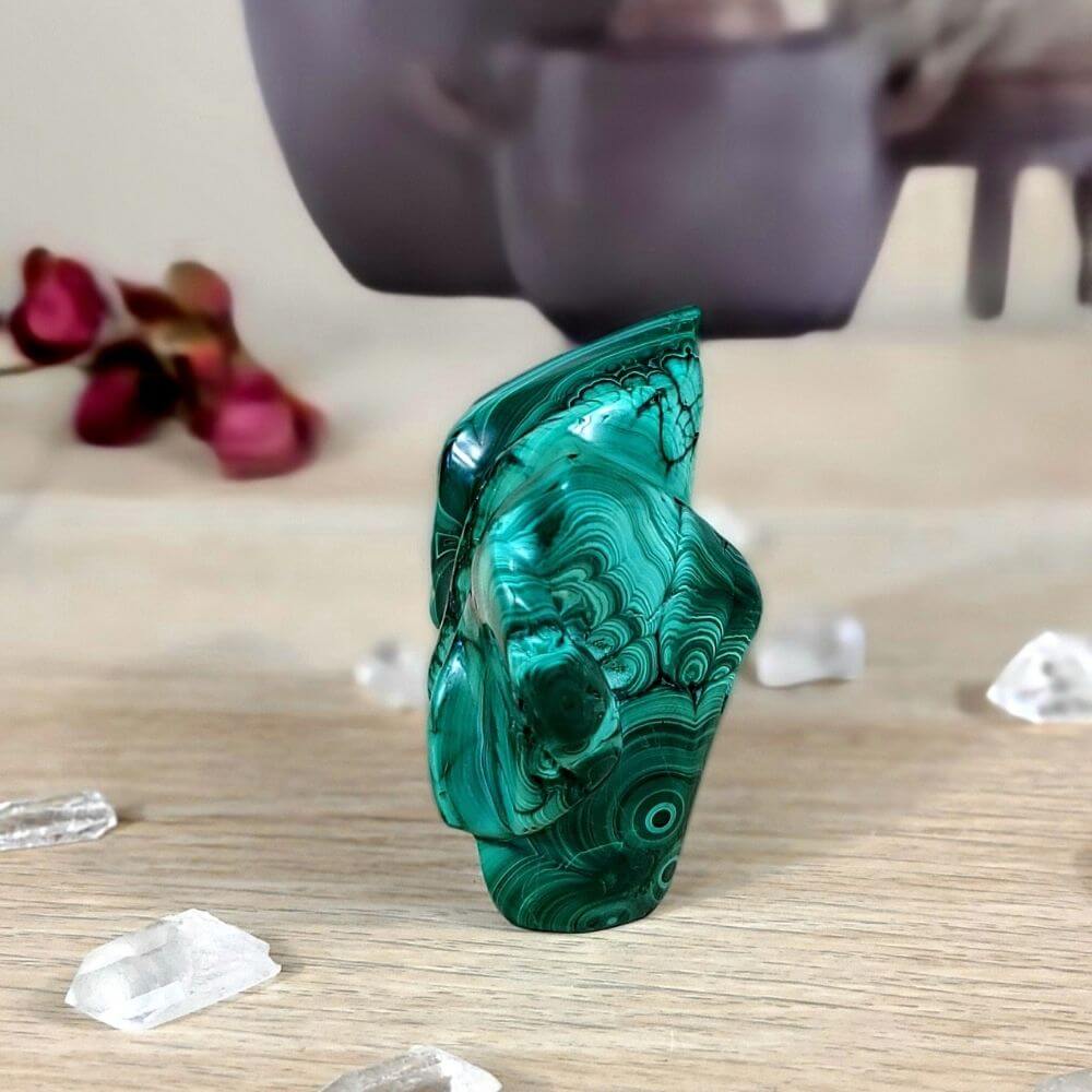 Pièce unique en malachite naturelle du Congo de 286 g, taillée et polie en France, référence 73.