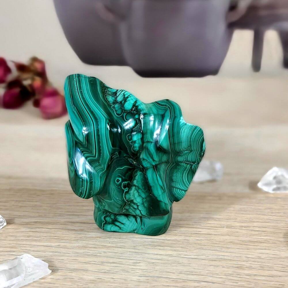 Pièce unique en malachite naturelle du Congo de 286 g, taillée et polie en France, référence 73. vue face, cristal de roche pointe et decoration fleur sechee