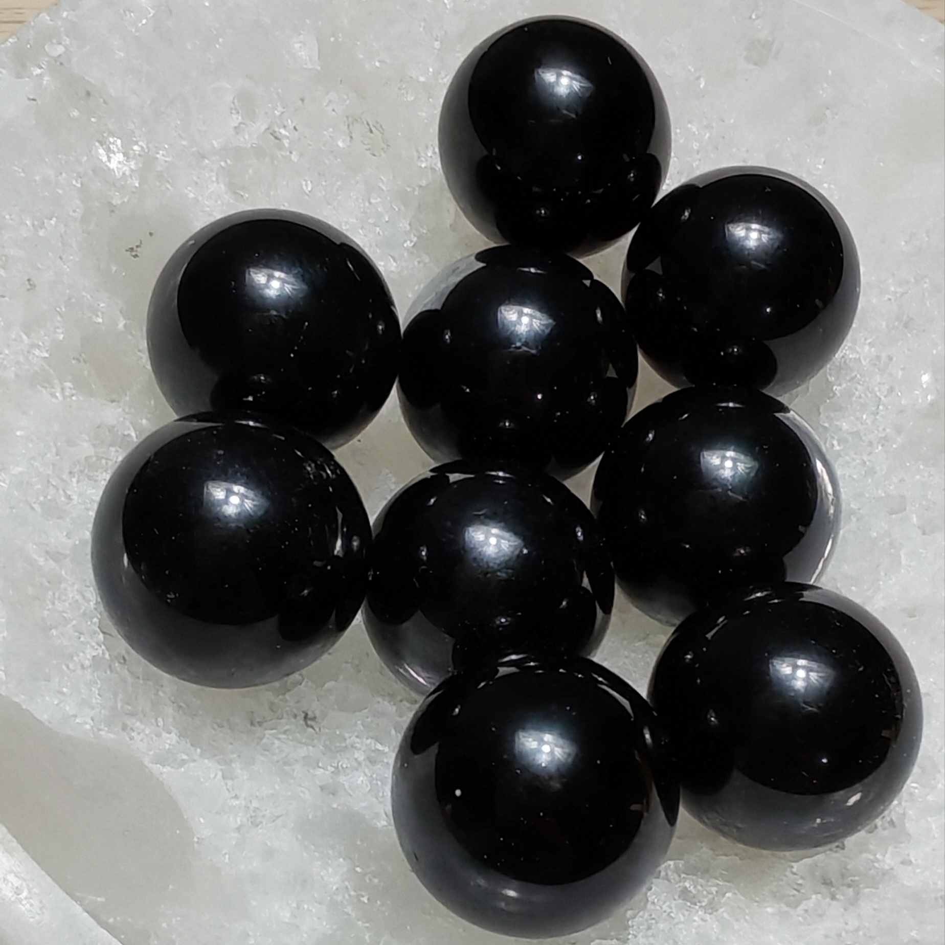 Mini-sphères d’obsidienne noire d’environ 20 mm, polies et vendues à l’unité.