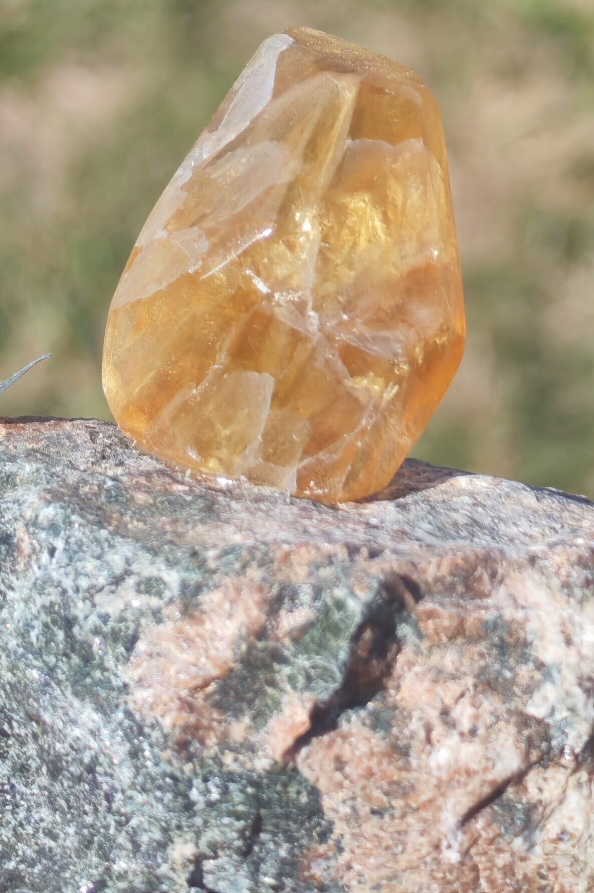 Autre face de la fluorite jaune translucide montrant ses structures internes et ses voiles clairs