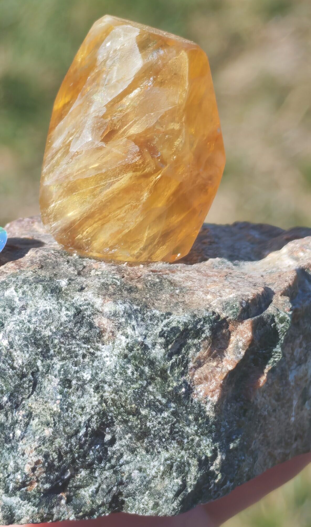Gros plan de la fluorite jaune translucide montrant des voiles clairs et des structures internes à la lumière du soleil